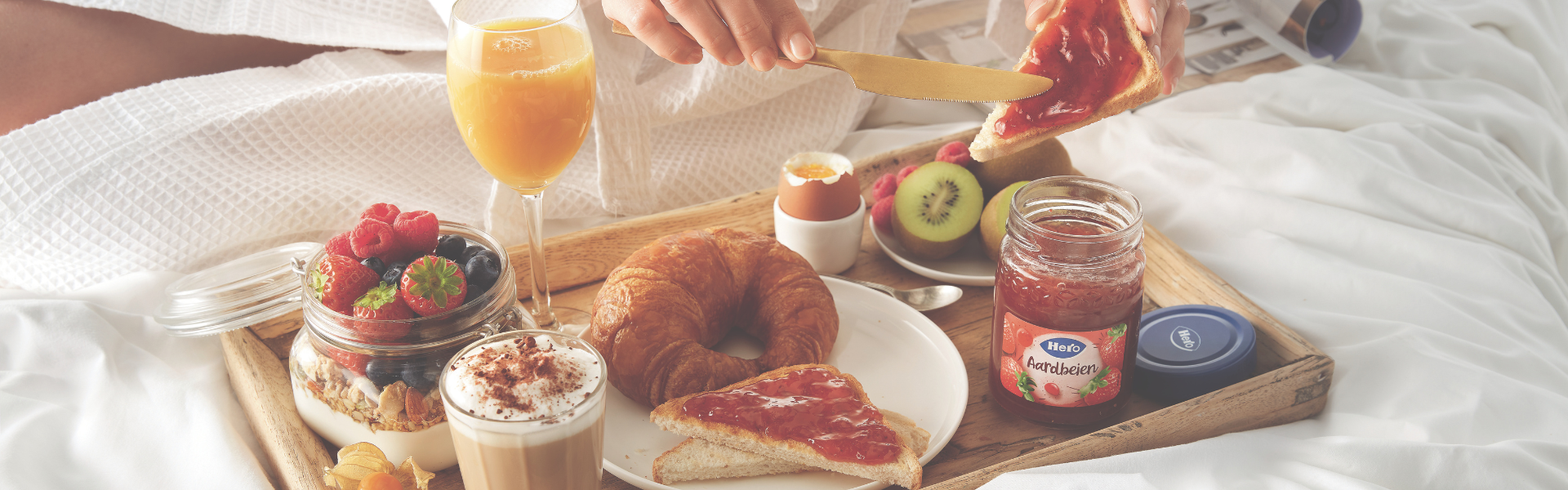 Ontbijt op bed met Hero Aardbeien vruchtenspread