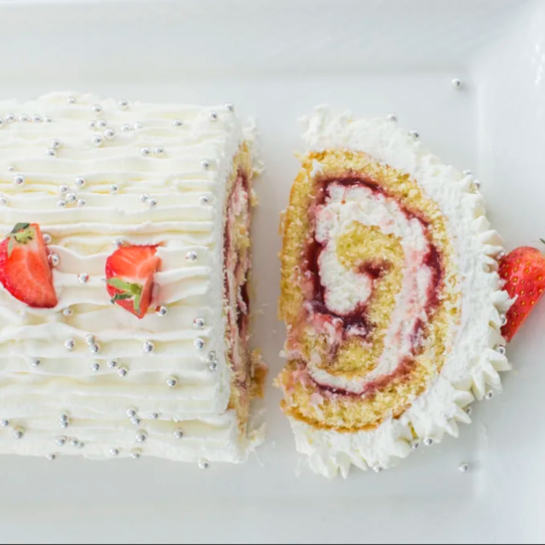 Cakerol met aardbeienjam