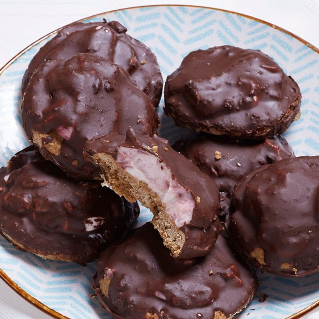 Chocolade koeken met aardbeienjam