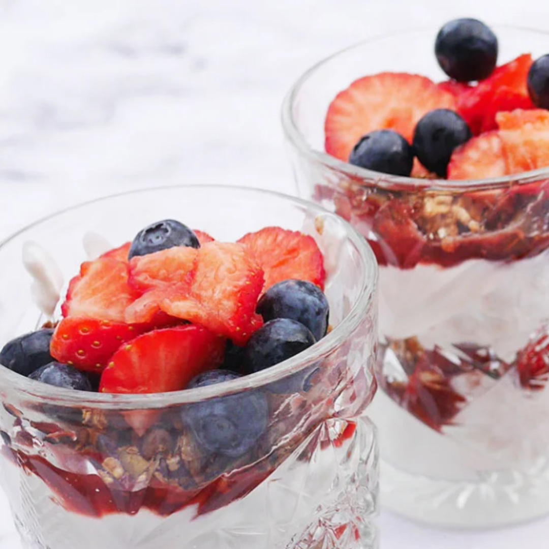 Ontbijt trifle met aardbeienjam