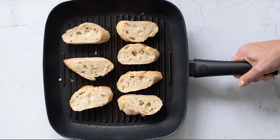 Grill het stokbrood