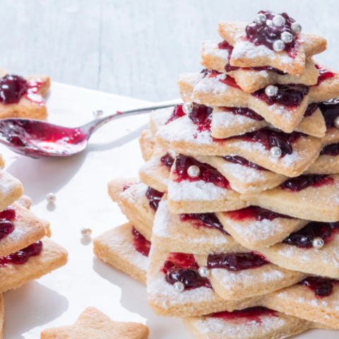 Kerstboom van amandelkoekjes met bosvruchten jam